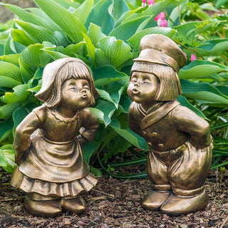 Bronze Kissing Dutch Couple